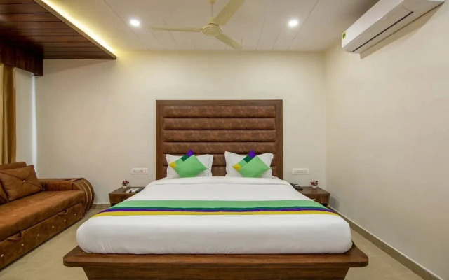Hotel Diamond Creek Near Railway Station