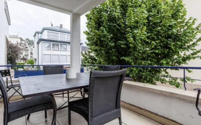 Charmant appartement avec terrasse dans villa