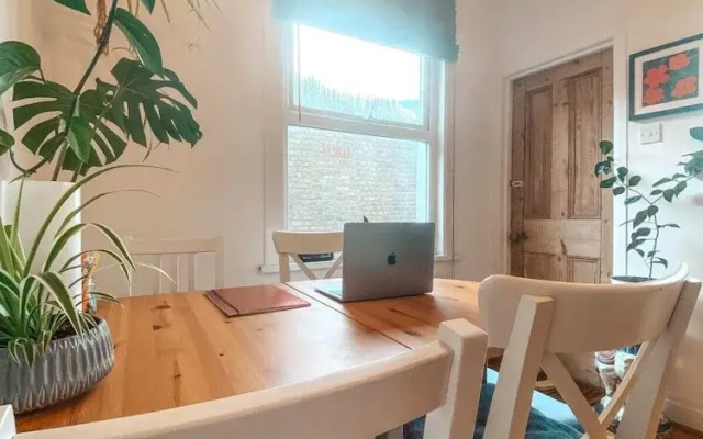 2 Bedroom Flat w Office in Tooting Broadway