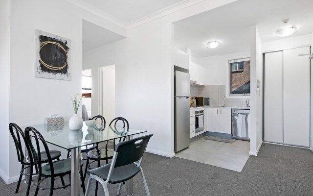 Wentworthville 2 Bedrooms Apartment with Free Parking by KozyGuru