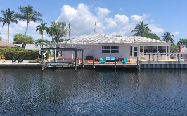 Hot tub and Dock Gilligan's on the Island