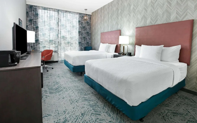 La Quinta Inn & Suites by Wyndham DFW West-Glade-Parks