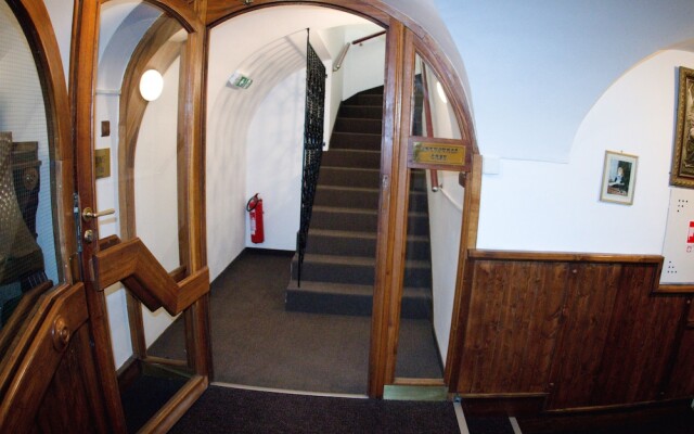 Nelly Kelly's Hotel