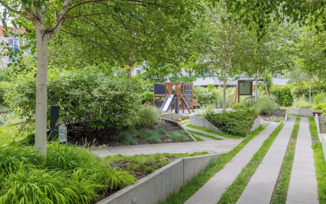Apartment With Parking by Renters