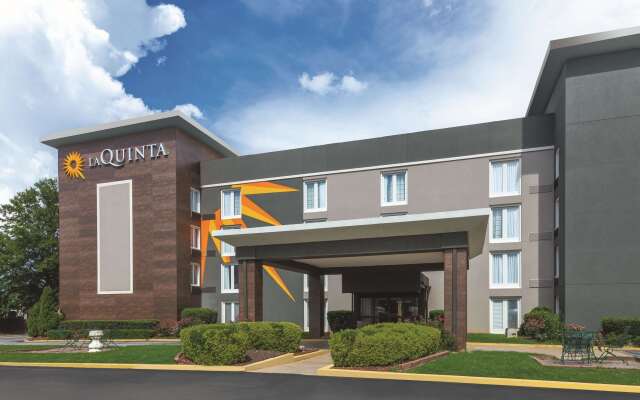 La Quinta Inn & Suites by Wyndham Atlanta Airport South