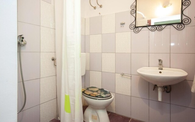 Amazing Home in Lozovac with Hot Tub, WiFi & 4 Bedrooms