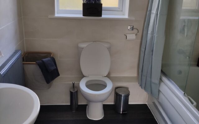 Charming and Stylish 2-bed Apart - London Dagenham