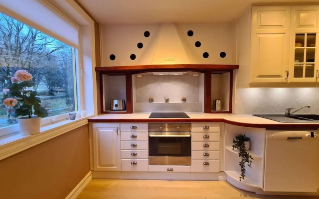 Beautiful, Spacious And Modern, 2-bedroom, Near Center, Free Parking