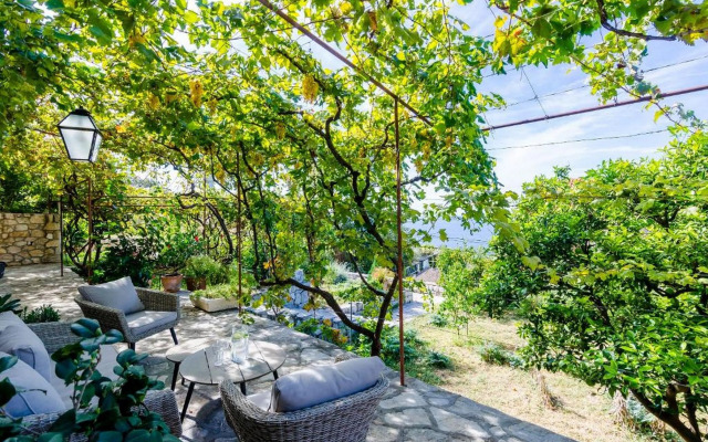 Villa Art Gallery - Six Bedroom Villa with Terrace and Swimming Pool