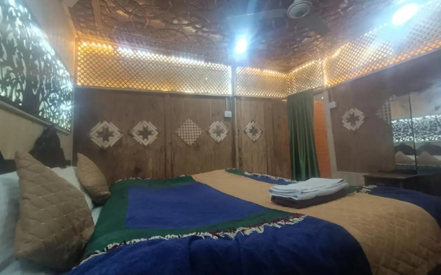 Houseboat Shamus Maqbool