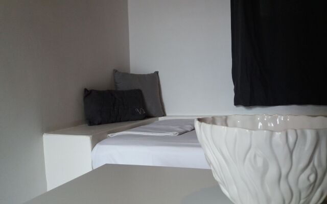 Manos Rooms