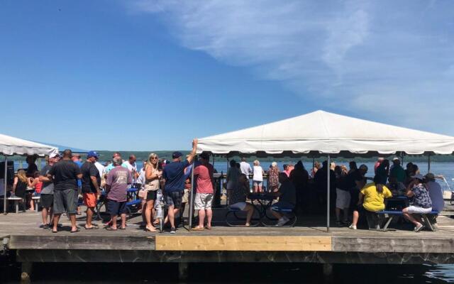 Showboat Motel Restaurant & Bar