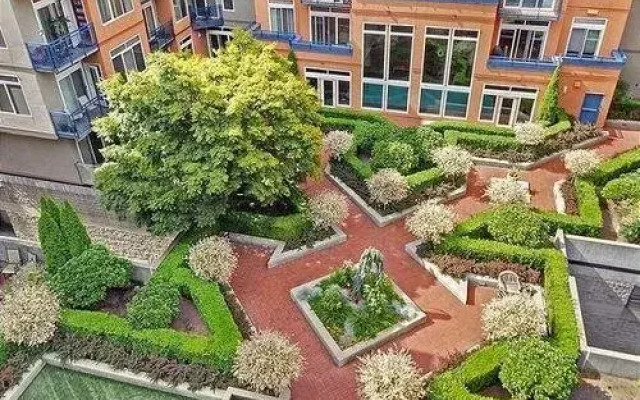 Belltown Court South