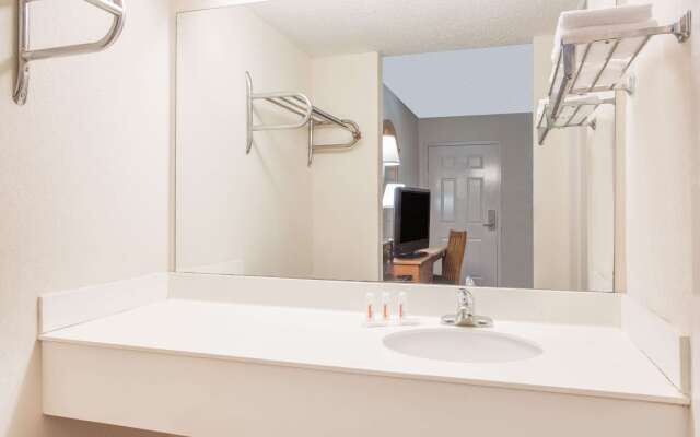 Super 8 by Wyndham Lavonia