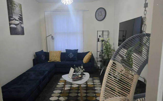 Charming Wolverhampton Apartment With Private Entrance