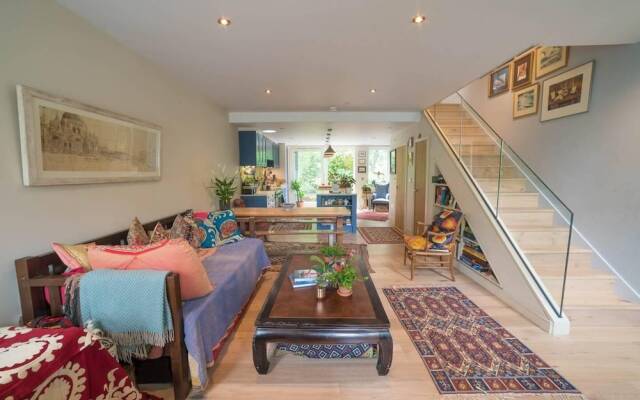 Cosy And Beautiful 4br House
