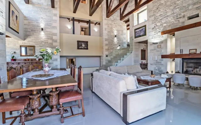 Dreamcatcher Villa Outdoor Indoor Pool hot tub