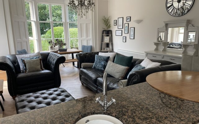 Stunning 2-bed-2bath Apt in Whitby With Parking