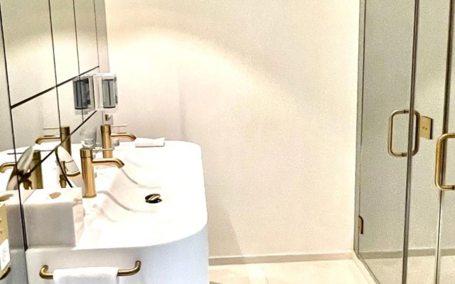 MONDRIAN Luxury Suites & Apartments Market Square IV