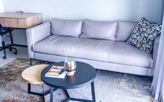 Ellipse Waterfall Executive Apartment - 612