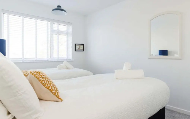 Beautifully Refurbished 4-bed Beachside Retreat