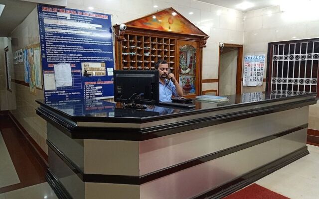 Spot On 45084 Hotel Navaratna Deluxe