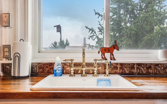 4BR Mountain-view Home - Deck, Washer & Dryer