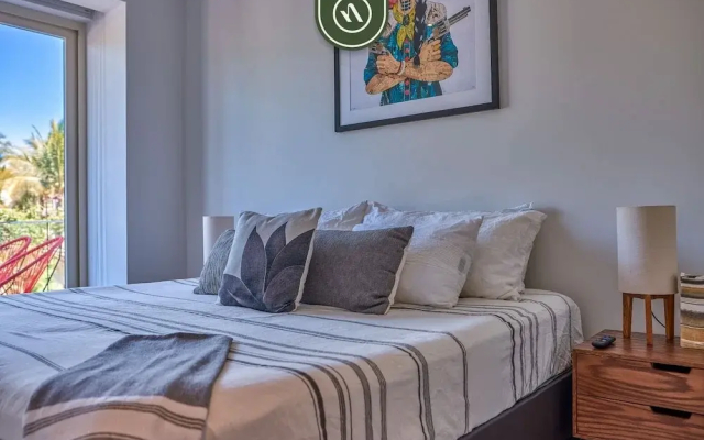 2BR Condo With Rooftop Pool - 2 Min Walk to Beach