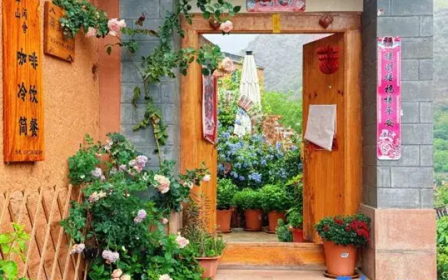 Nuodeng Banshan Courtyard Chinese Inn