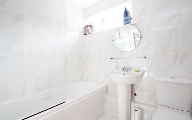 Sunny Summertown Apartment for 3 With Parking
