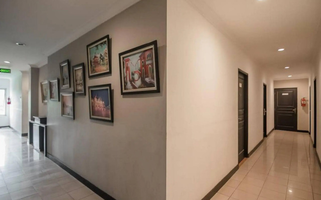 RedDoorz Plus near Mangga Besar Station 2