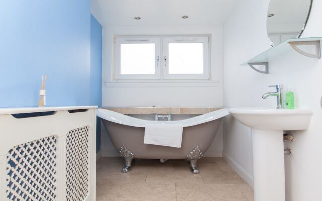 3 Bedroom Flat Near Leith