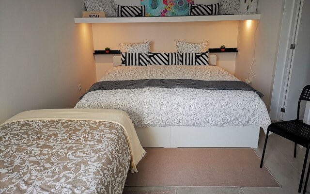 Private Couple Room On Caparica Poshtel