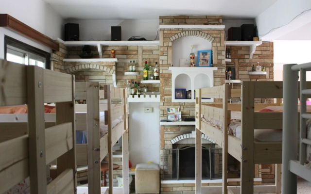 Costas Hostel Action