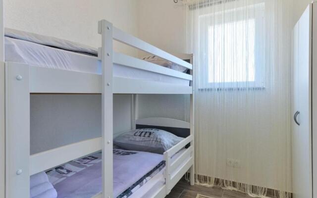 Pool apartment Leonardo