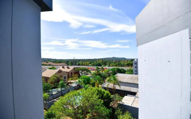 Smart & Modern apartment @ Menlyn Place