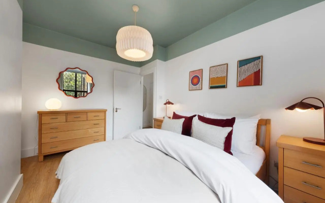 Peaceful Crouch Hill Flat by MoreThanStays