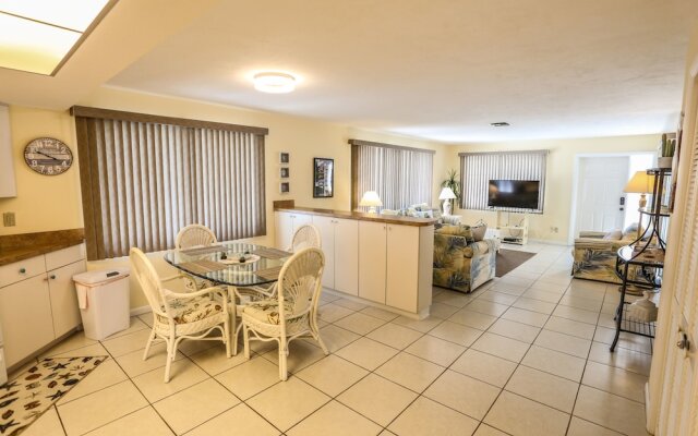 3561 Estero Blvd Manor