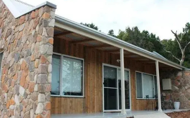Coles Bay Stone Cottage