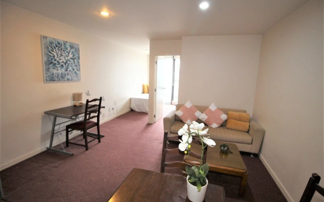 Unbeatable Central Apt next to Queen 22H
