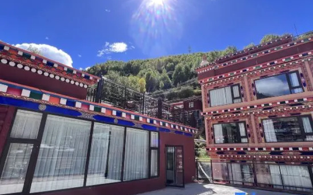 Minshan Xingzhe Muxin Wangqinda Hotel (Dege Yinjing Yuan Branch) — 3-star hotel in Geiqe