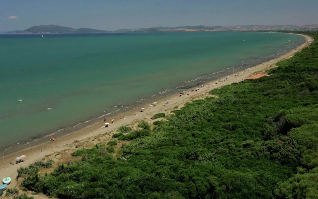 Lovely Holiday Home in Giannella near Beach