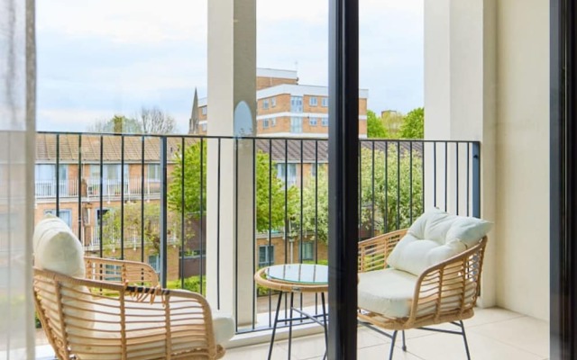 The Brondesbury Hideaway - Stylish 3bdr Flat With Balcony Parking
