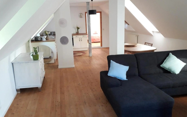 Zentrumsnahe Dachwohnung in grüner Oase