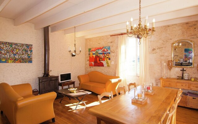 Warm Mansion with Swimming Pool in Sigoules France