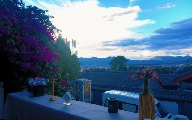 Ladder, cliff view, coffee and tea, leisure vacation, beautiful accommodation – Outside – Lijiang