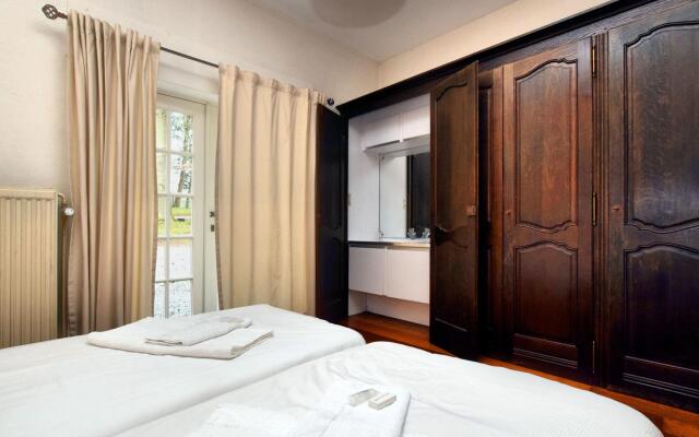 Luxury holiday home in Érezée with bubble bath and sauna