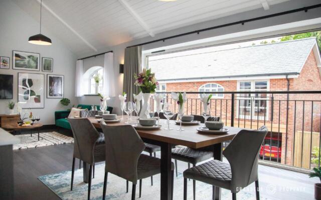 Ultra luxurious 2 bed apt on stilts, Free Parking