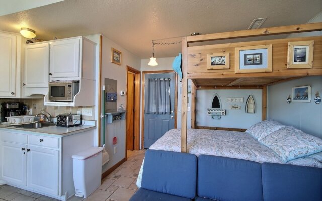 27 Oceans Door East Studio Bedroom Condo by RedAwning