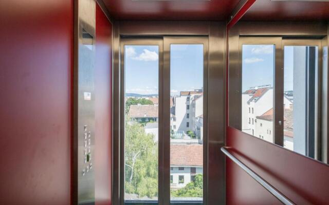 Ottakring Balcony Suite by ichbucheAT